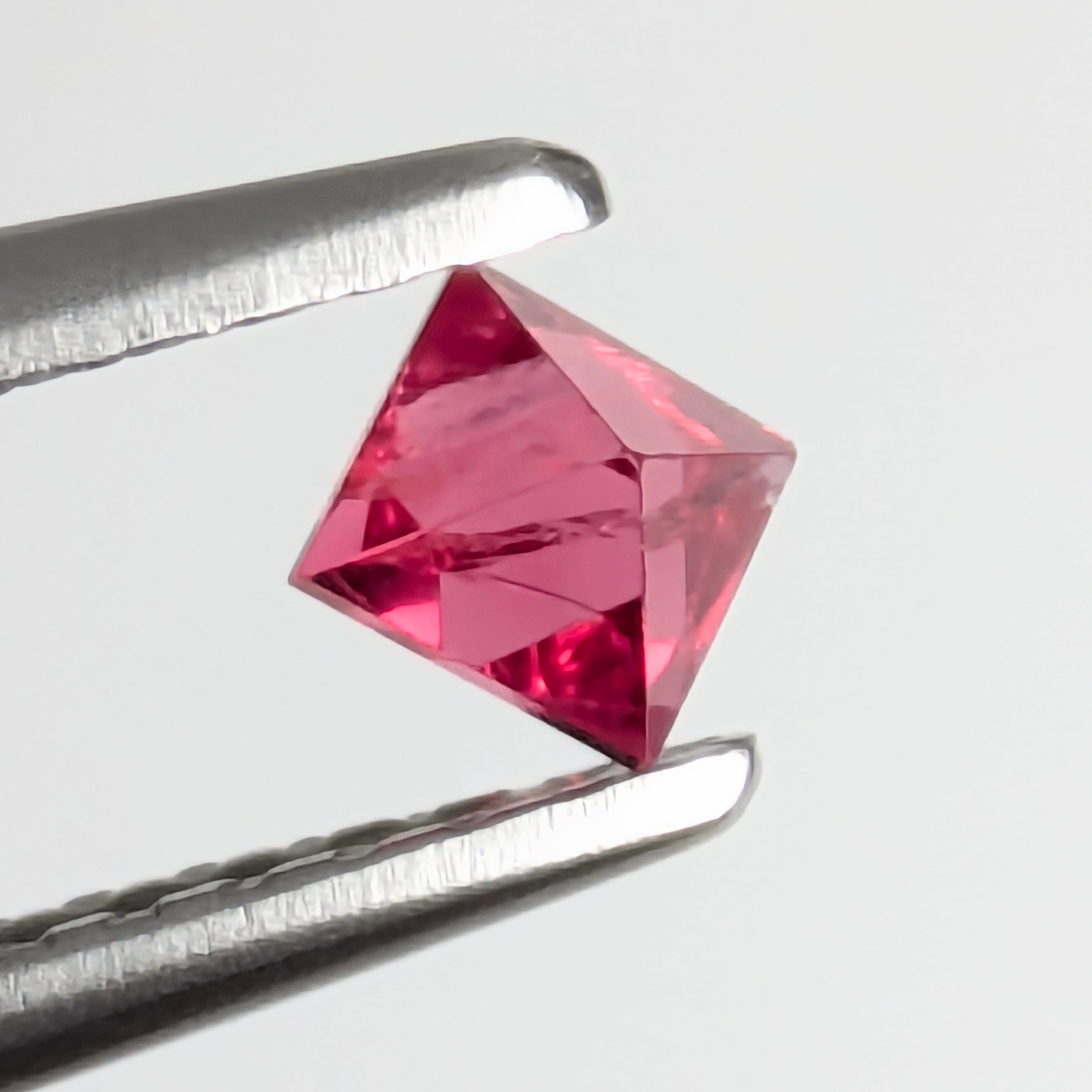 スピネル原石 ミャンマー・モゴック産【0.26ct】PRO208071 | Gem's