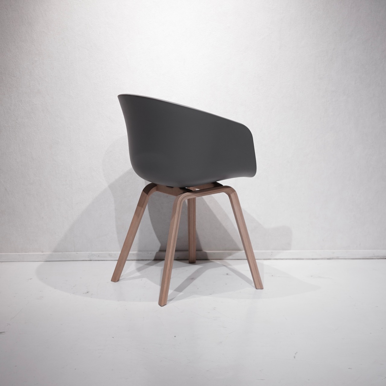 HAY ヘイ ABOUT A CHAIR アバウトアチェア ダイニングチェア アームチェア チェア 椅子 樹脂座面 オーク脚 北欧 モダン ホテルライク