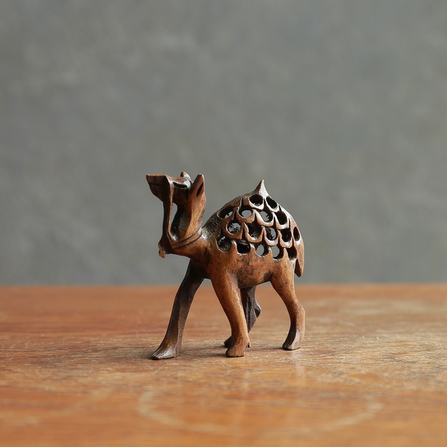 彫りが美しい、透かしのラクダ 3