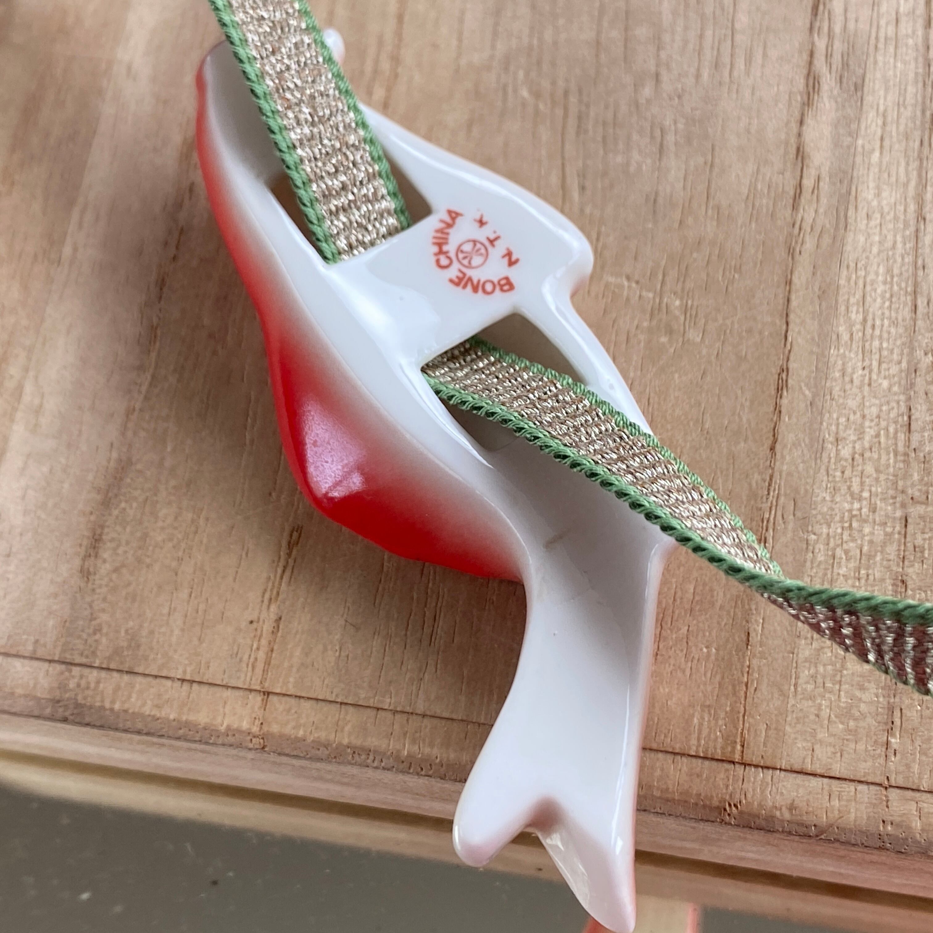 アンティーク　日本陶器　ボーンチャイナ緋鯉の帯留め