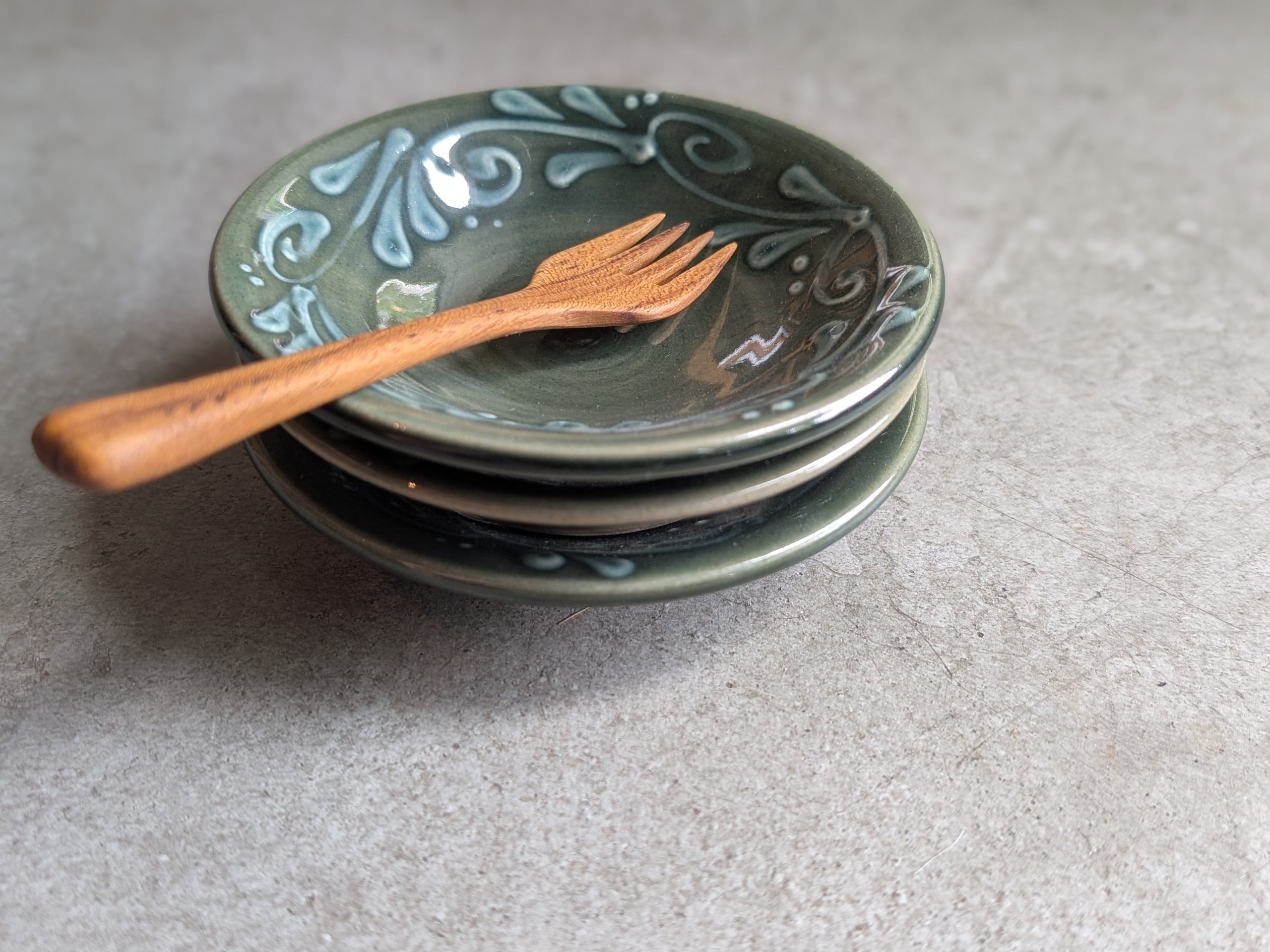 やちむん 皿3.5寸（イッチン・緑） | 育陶園 | inoya | Basic Life