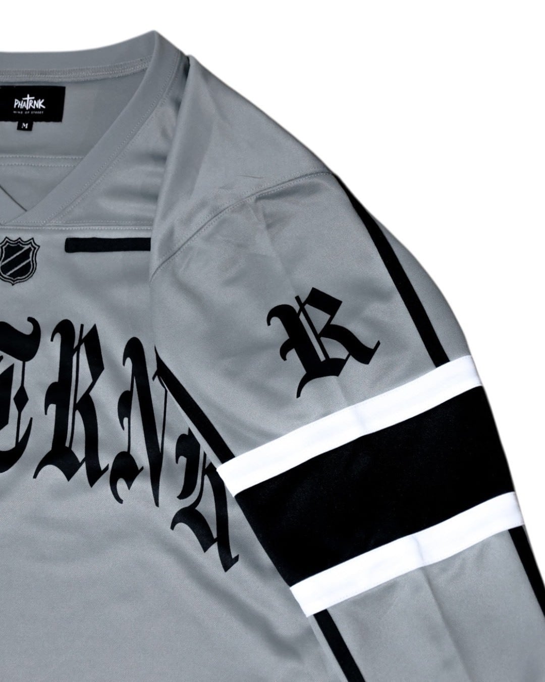 トップス PHATRNK OLDENGLISHARCHLOGO HOCKEY JERSEY OLD ENGLISH ARCH LOGO HOCKEY JERSEY | PHATRNK OFFICIAL ONLINE STORE
