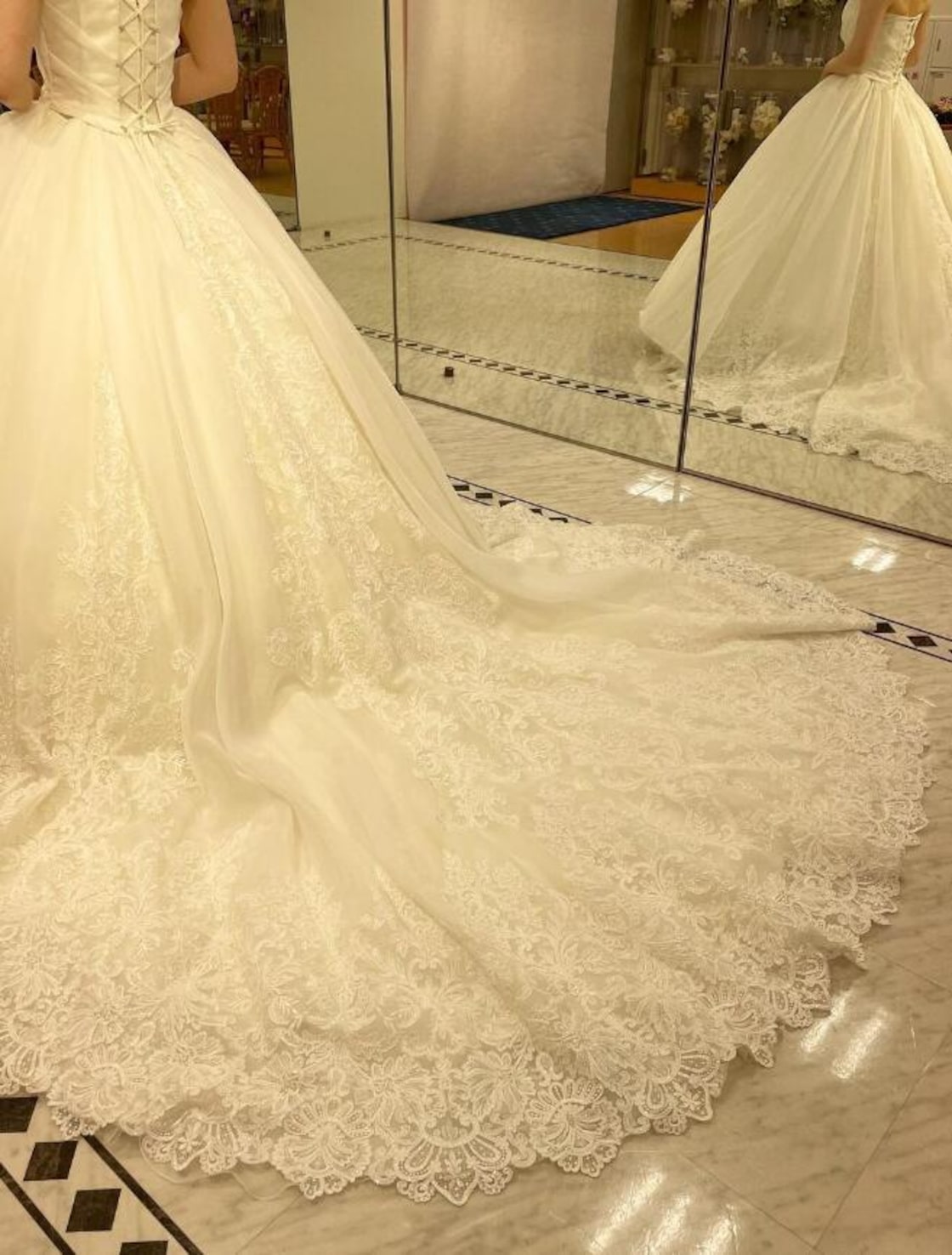 豪華！ ウェディングドレス 裾に繊細レースをあしらった ベアトップ  