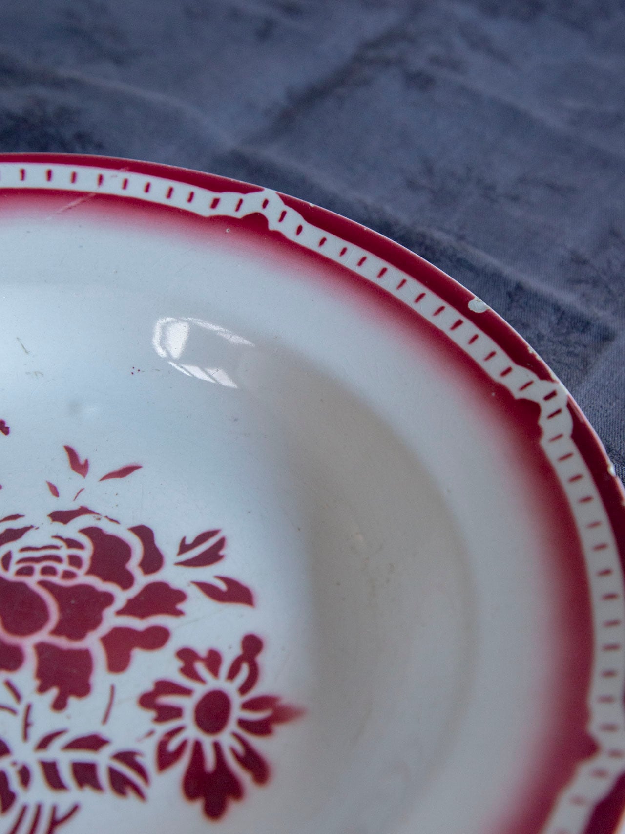 Sarreguemines Digoin 赤い花柄ステンシル 深皿/France 1930s