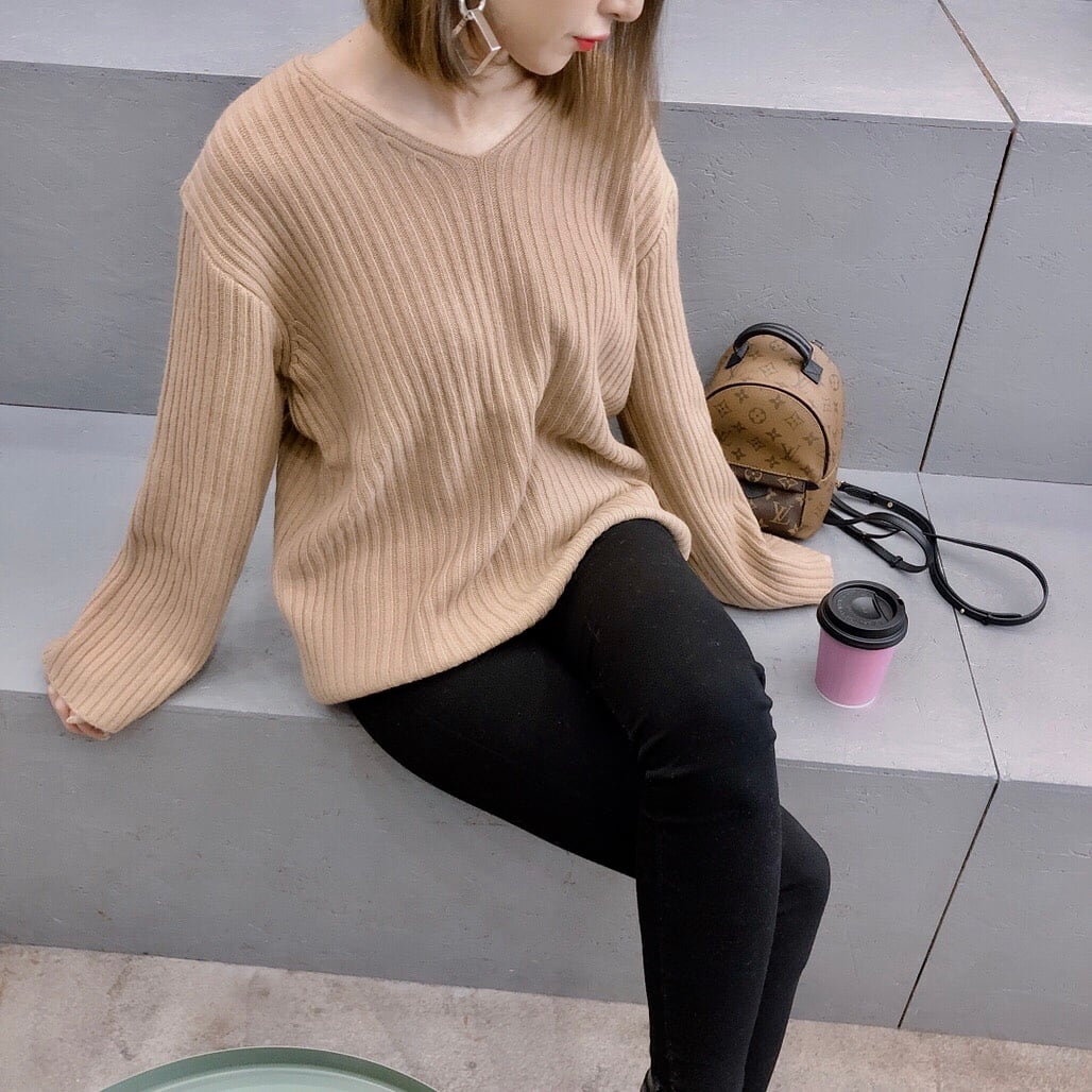 V neck loose knit /brown