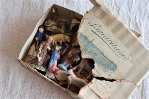 France Parisサマリテーヌ百貨店の箱の中には…たくさんのサントン人形たち