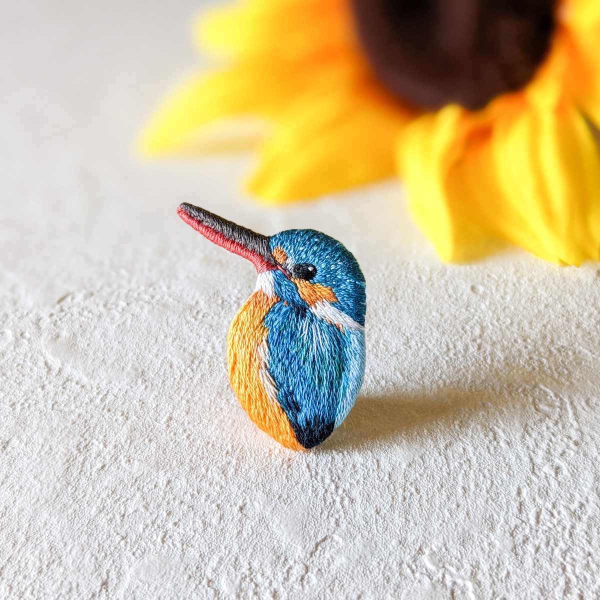 カワセミの刺繍ブローチ（メス） | CANCAN