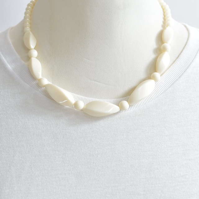 80s-90s Necklace レトロ 樹脂 ビーズ 楕円 丸玉 ボリューム ネックレス ヴィンテージ ビンテージ 古着 レディース アイボリー