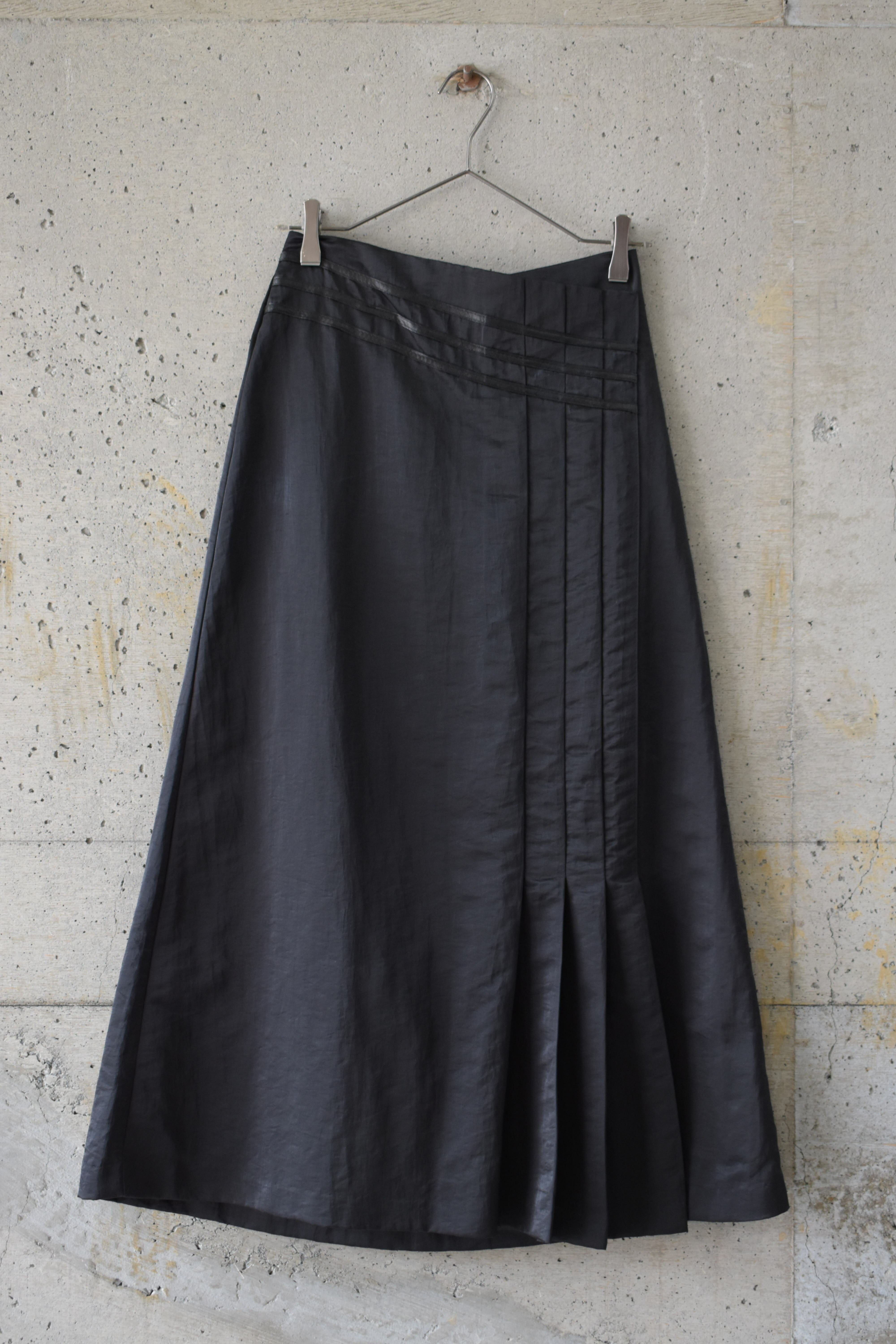 One-sided pleated skirt