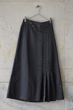 One-sided pleated skirt