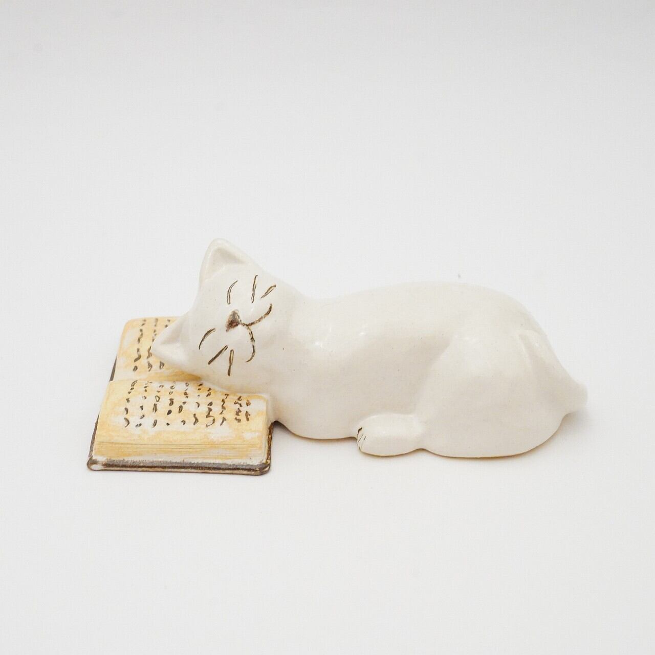 【よしむら ももえ】猫置物 本と猫 シロ ⑧