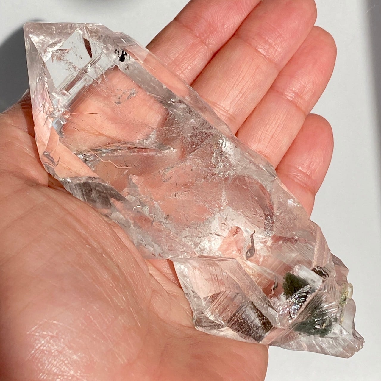 インドヒマラヤマニハール産クローライト・イン・クォーツのポイント