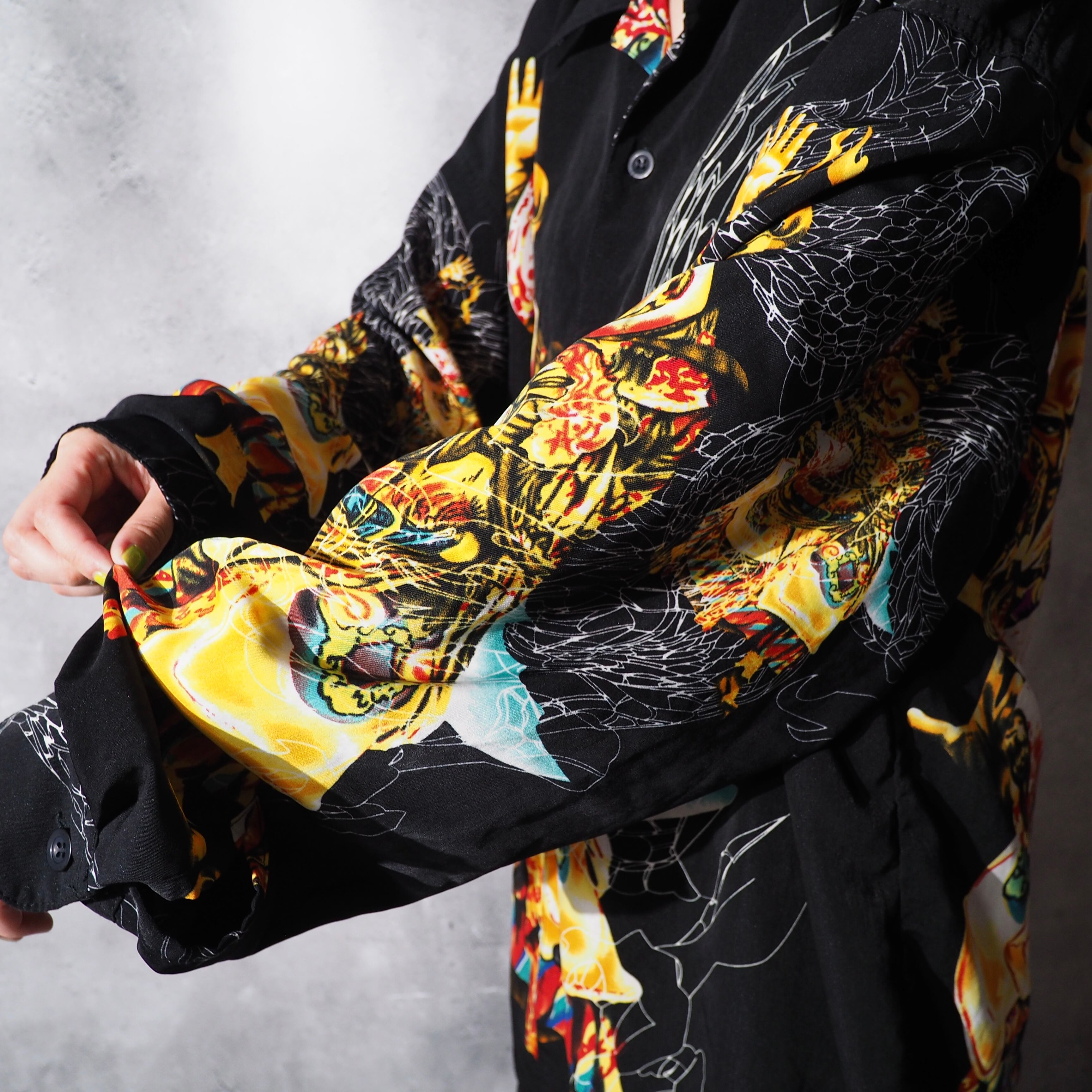 Richly colored soldier printed black open collar loose shirt