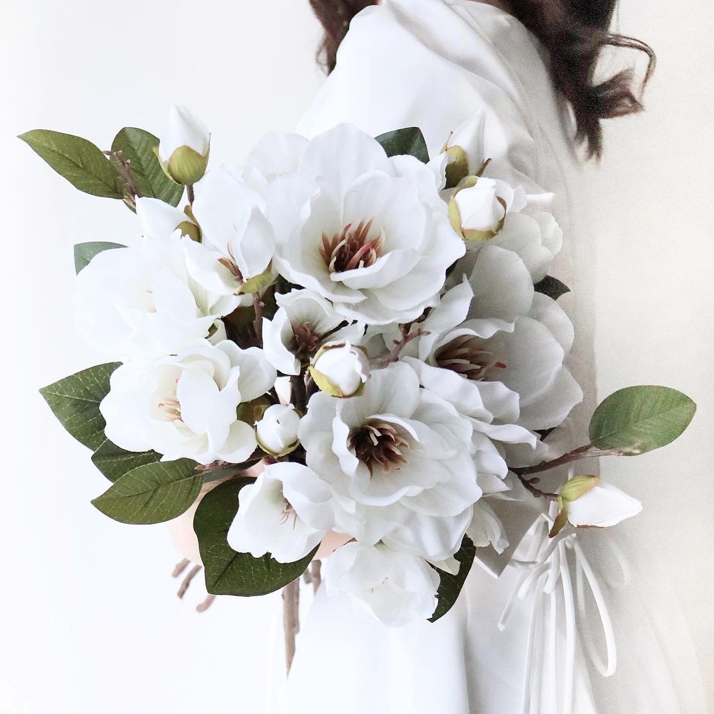 結婚式の前撮りにブーケは必要?種類や費用もあわせて解説！ | studio LUMINOUS ウェディングブーケ シミュレーション 7頭 マグノリア ウェディング 写真撮影 小道具 ハンドヘルド フラワーアレンジメント 装飾