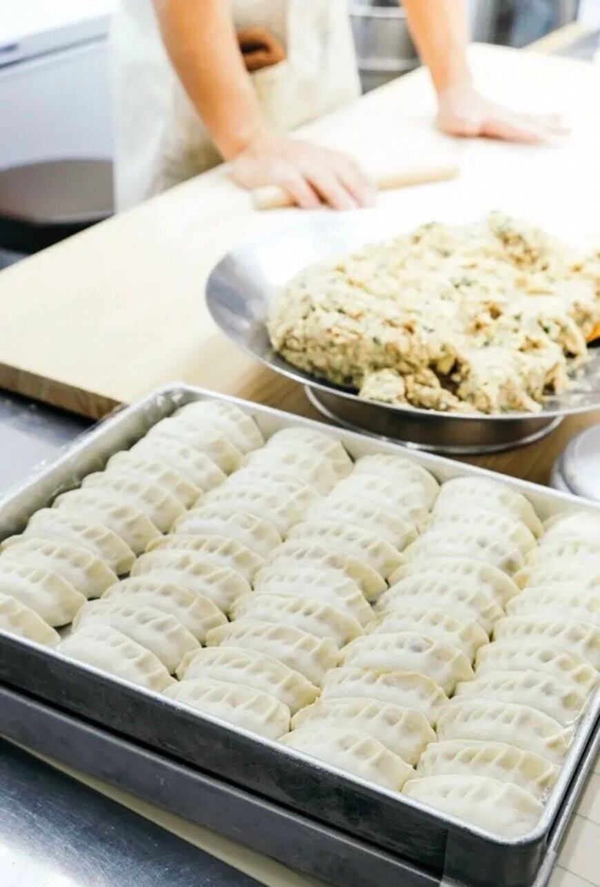 手作り焼き餃子！期間限定お得！約30g✖︎100個 30個】 蓮月の特製手作り 焼餃子 (冷凍) 特製ラー油付き | 手作り