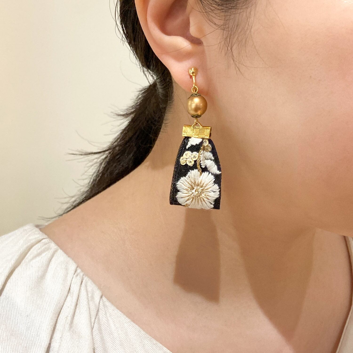 モノトーン刺繍リボンのシックな〈ピアス/イヤリング〉 | Dua