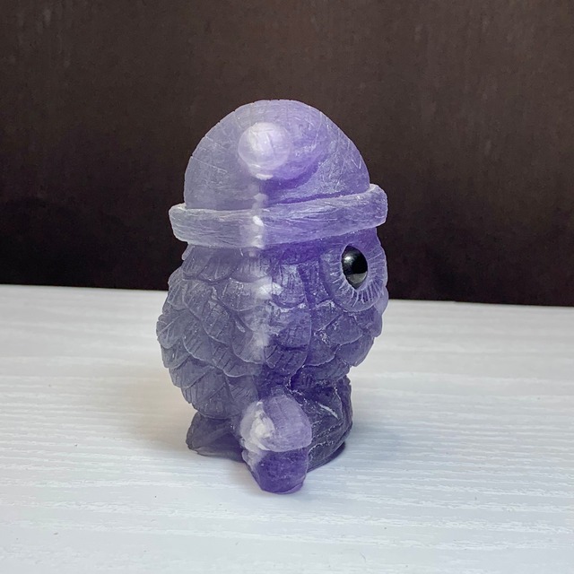 2.帽子をかぶった色合い美しいフローライト・フクロウ