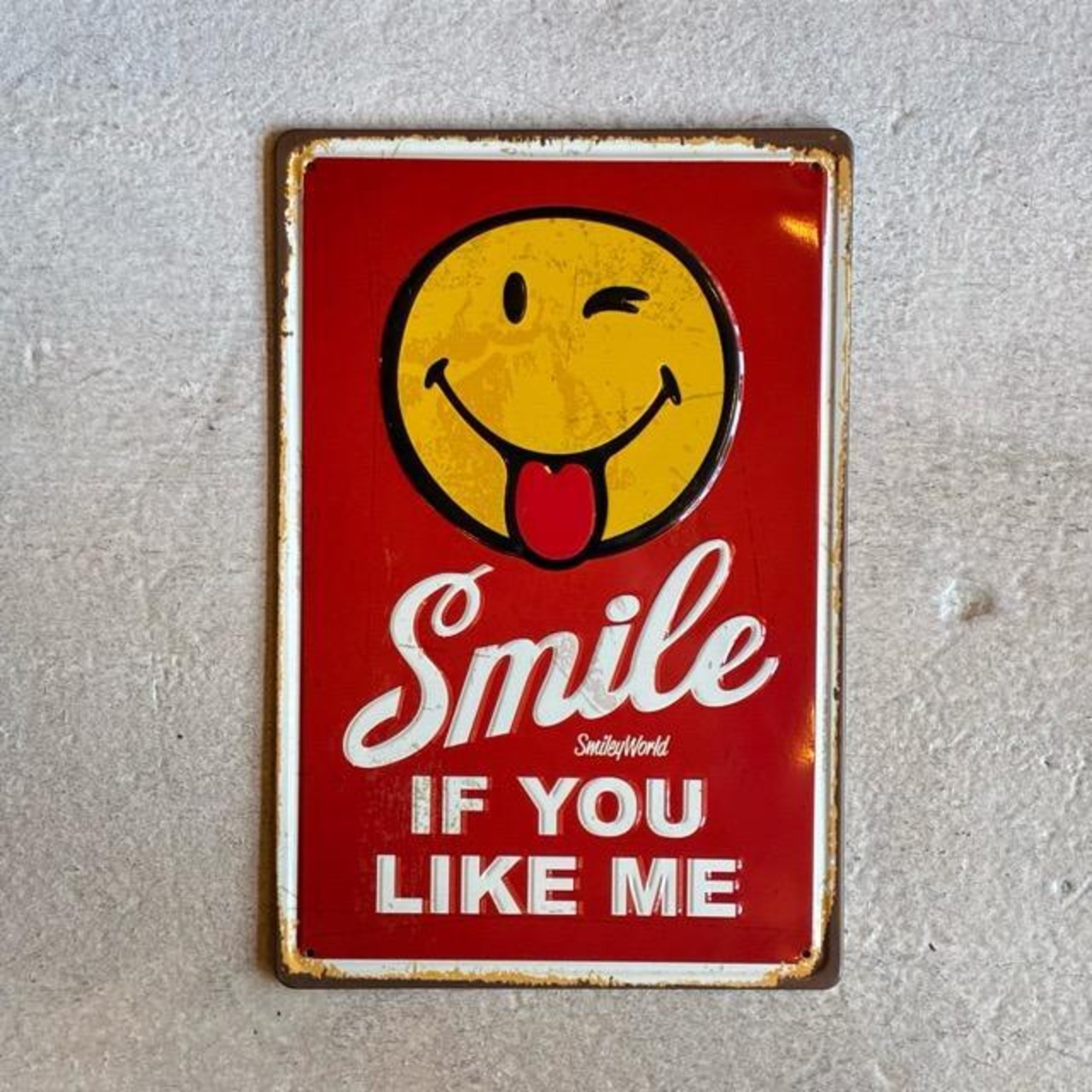 Antique metal embossed plate SMILE　アンティークメタルエンボスプレート　スマイル　看板　サインプレート　装飾　ポスター　