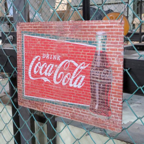 海外直輸入】エンボス メタルサインCOCA-COLA BRICK【コカコーラ