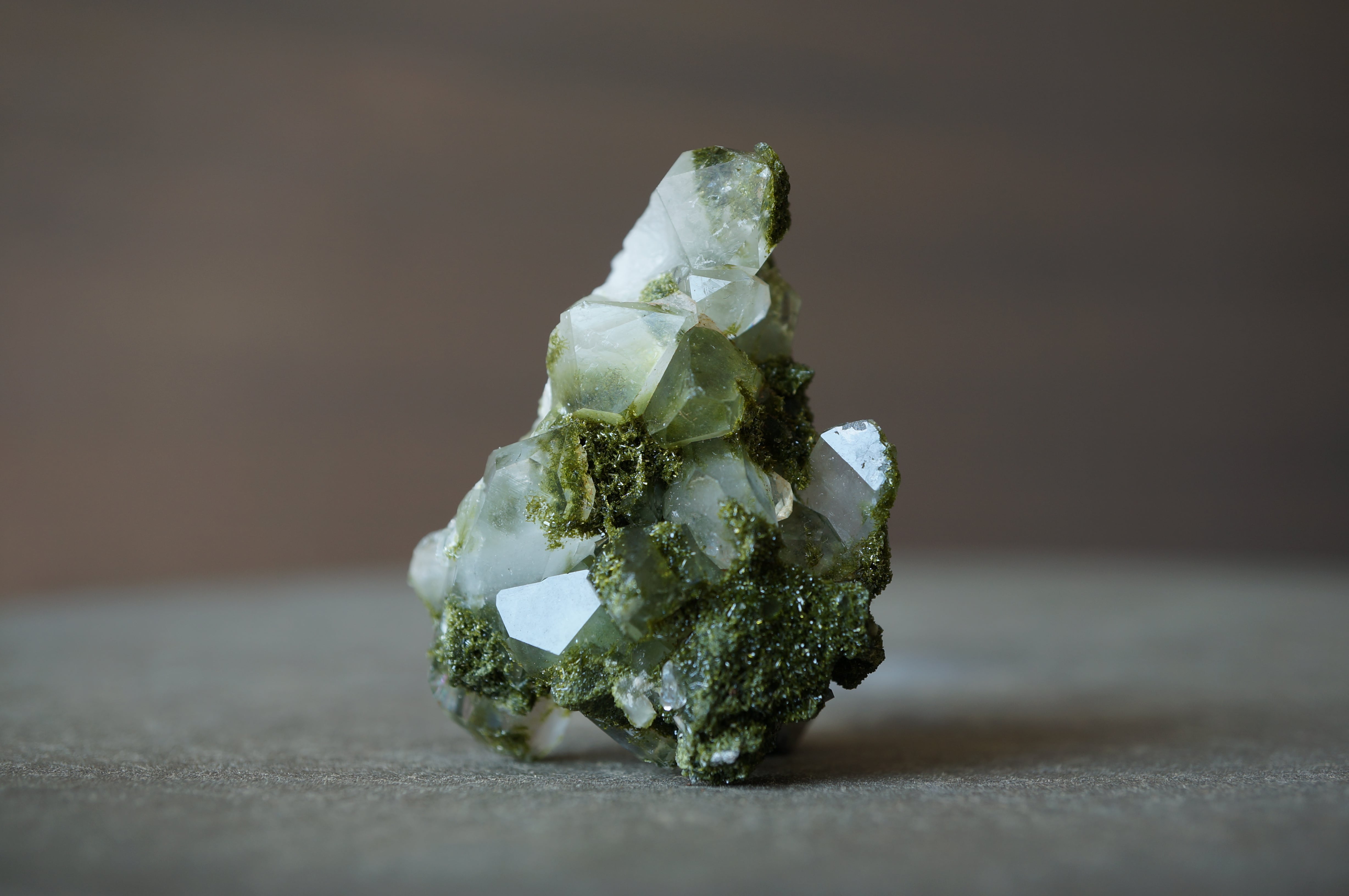 骨水晶　bone quartz  緑簾石　661g エピドート 水晶 メタリック針 コッパー 透明感のある水晶 直感力を