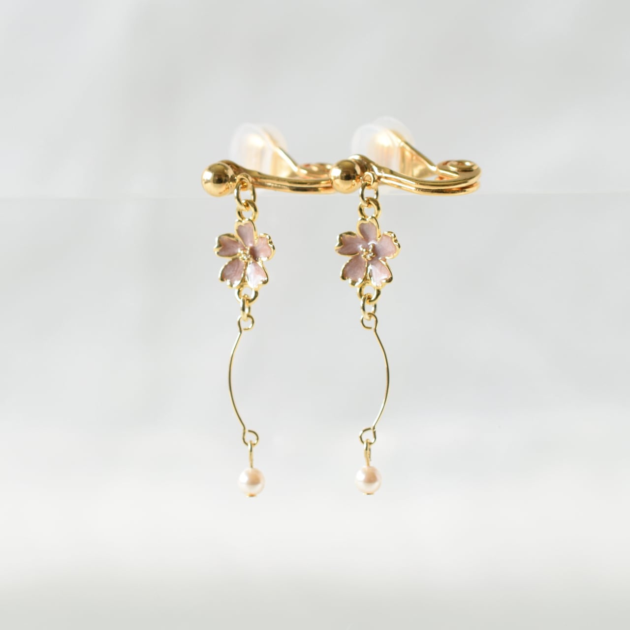 【期間限定】cherryblossom ゴールド 魔法のイヤリング 痛くない 日本製 福耳ok 金属アレルギー対応 落ちない 桜モチーフ シンプル 大人 ピアス風 揺れる 送料無料