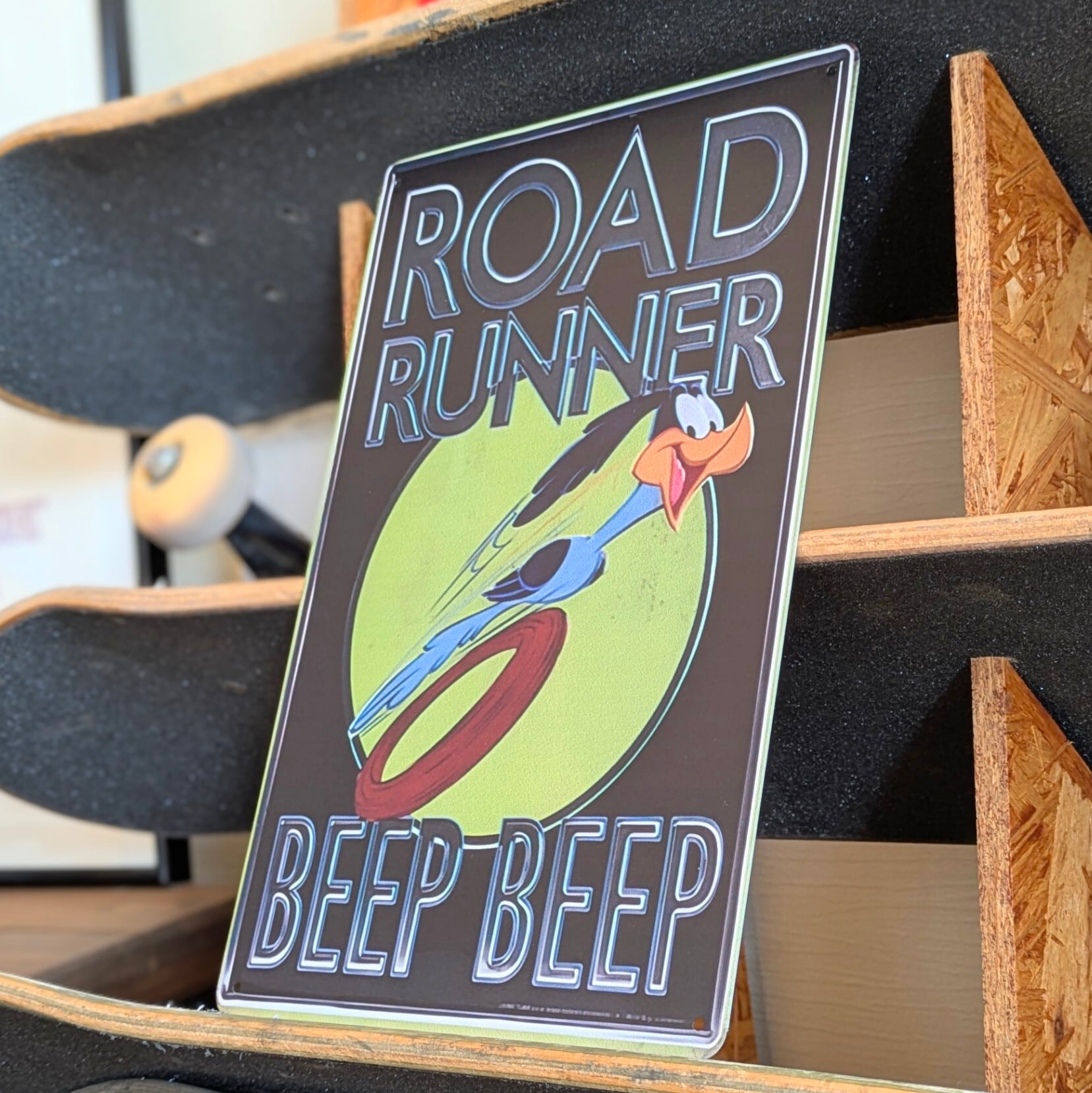送料無料！ちょうどいいブリキ看板【 Looney Tunes （ ルーニー・テューンズ ）】ロード・ランナー /  METAL SIGN / メタルサイン / ブリキ看板 / サインボード / ビンテージ加工 〚アメリカン雑貨 アメトイ〛