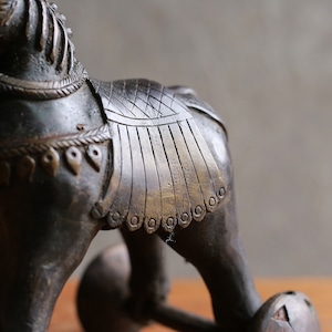 タイヤで走る、ずっしりと力強い馬