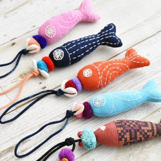 魚の形のプラスチックキーホルダー2個セット 魚の形のプラスチックキーホルダー2個セット タイ 手作り カラフルなお