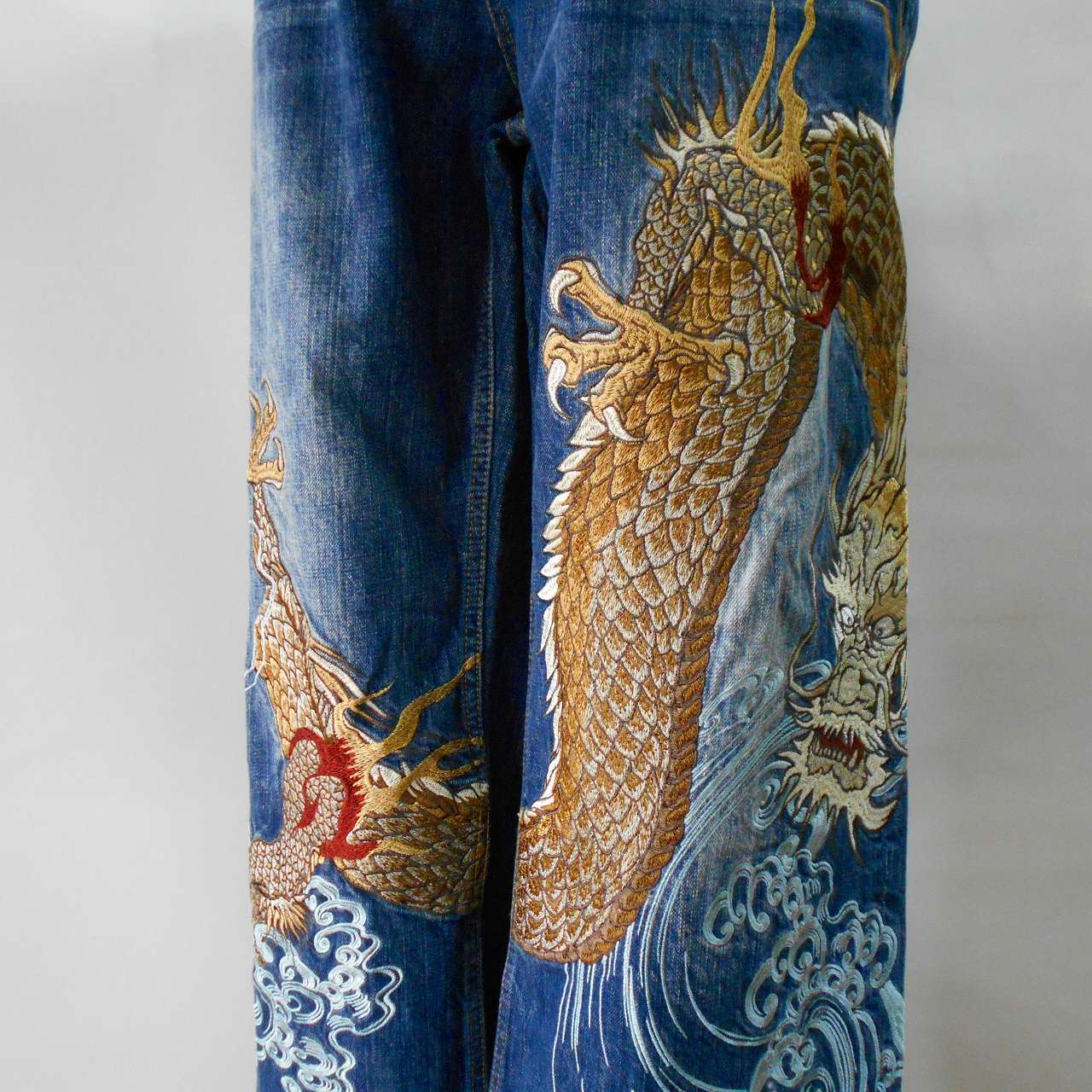 和柄刺繍デニムパンツ　金の龍　　Denim pants with Japanese pattern embroidery.