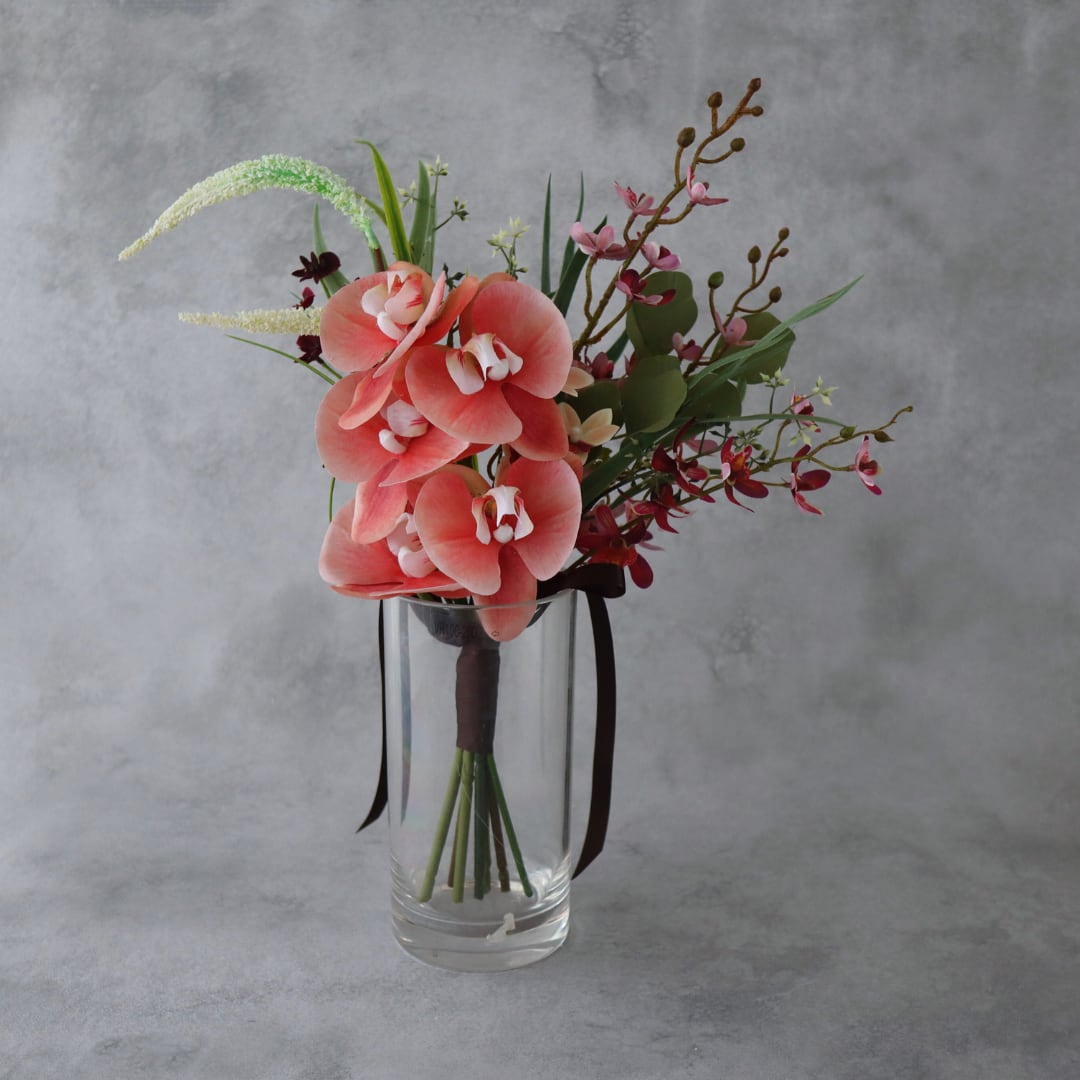 たくさんのモーヴピンクバラとナチュラルジャスミンのクラッチブーケ