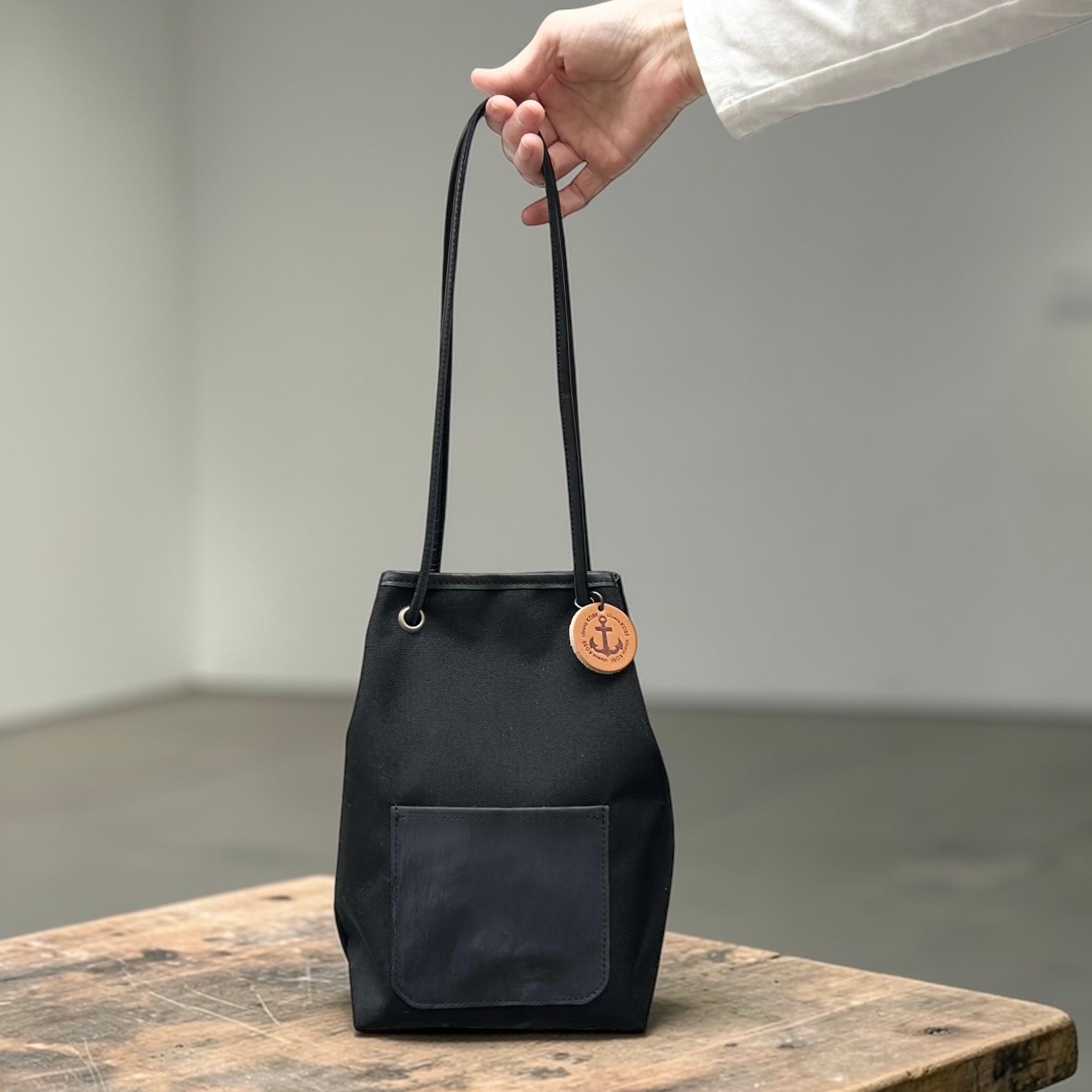 nico:ブラック×ブラック(撥水加工ナイロン素材×イタリアンレザー巾着バッグ)受注製作