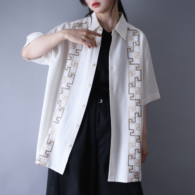 "刺繍" symmetry geometry pattern over silhouette h/s shirt