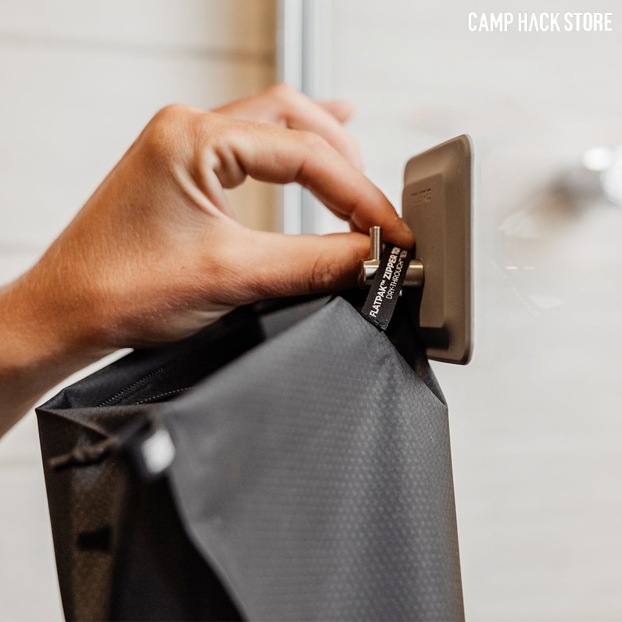 中身が乾く不思議な防水ポーチ「トイレタリーケース」 | CAMP HACK STORE
