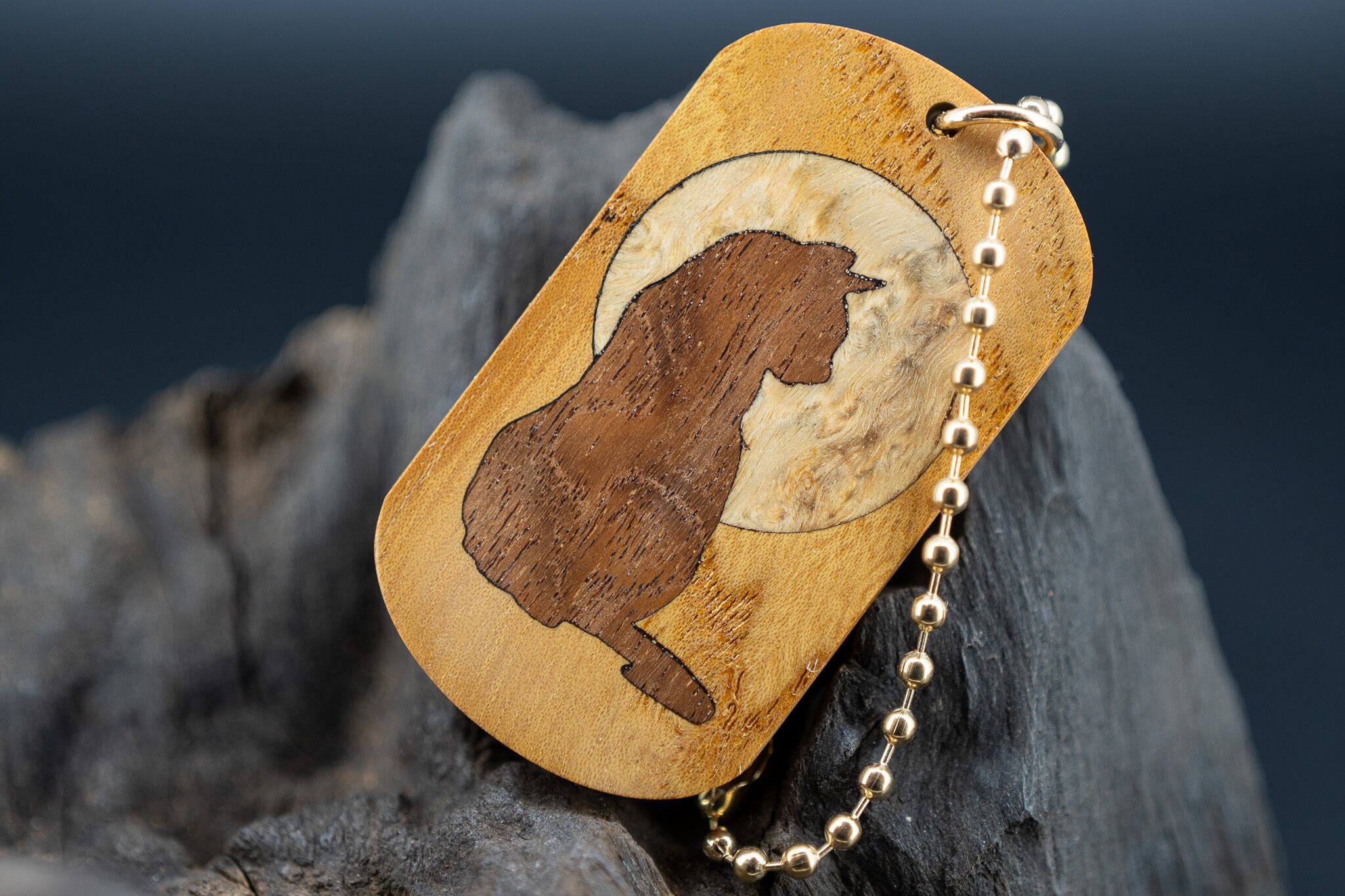 【日本を代表する巨木】欅(ケヤキ) ドッグタグ 象嵌 横を向く上品な猫