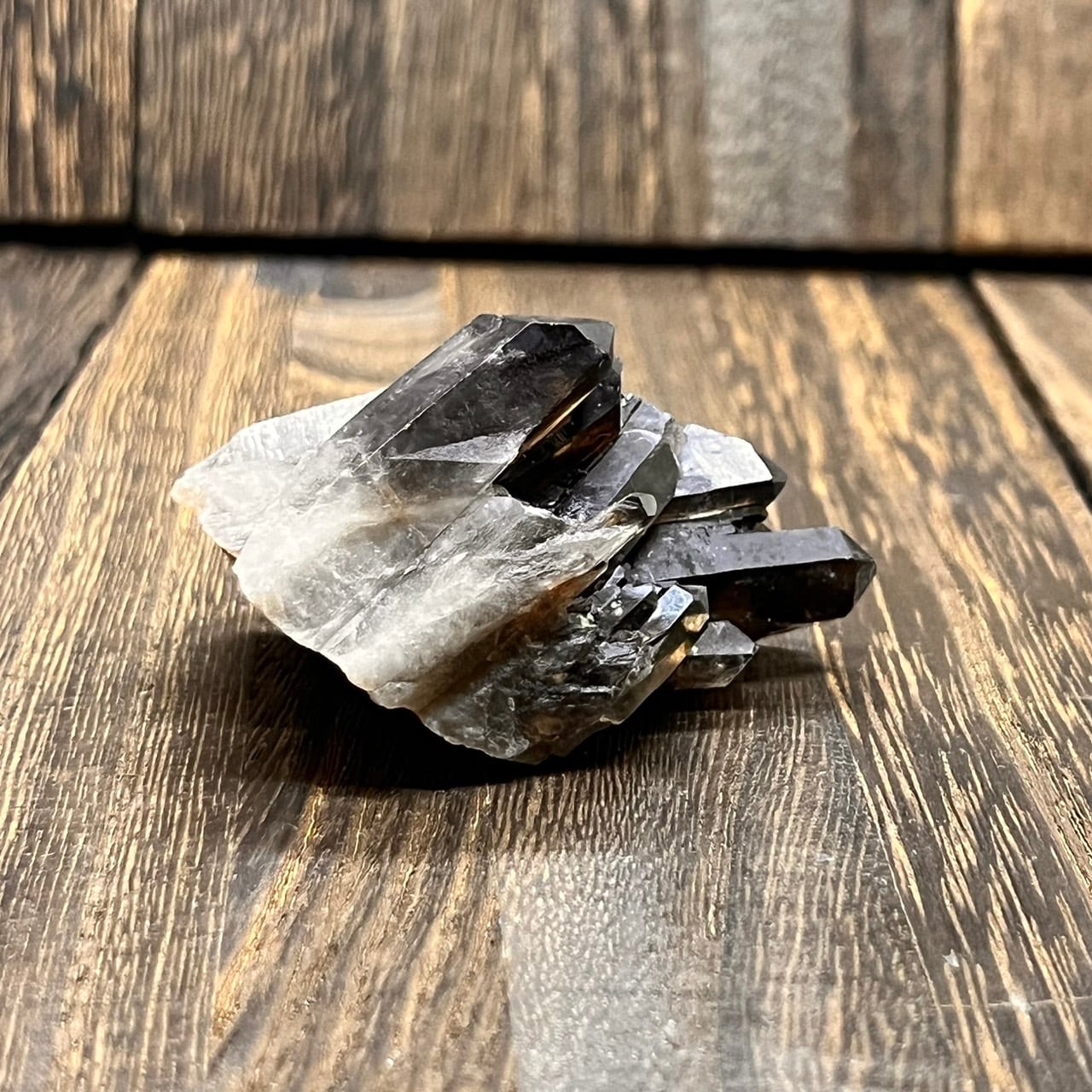 天然石　モリオンクラスター　専用台座付き　約590g 最強魔除け⭐️1638 黒水晶 モリオン クラスター ⑤ 最強の魔除け 浄化 山東省産黒水晶