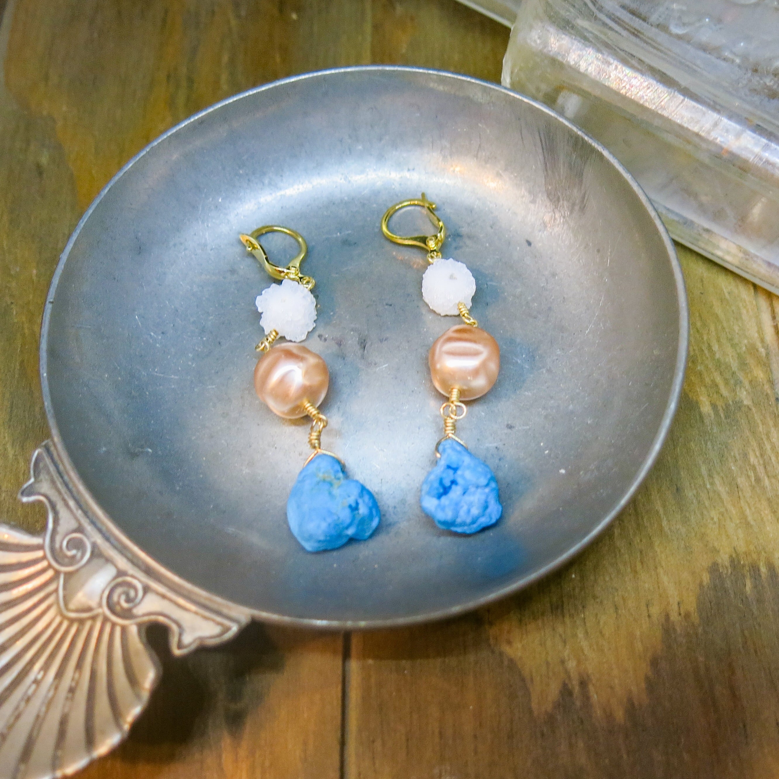 フラワードゥルージー×アンティークガラスパーツ×ターコイズのピアス