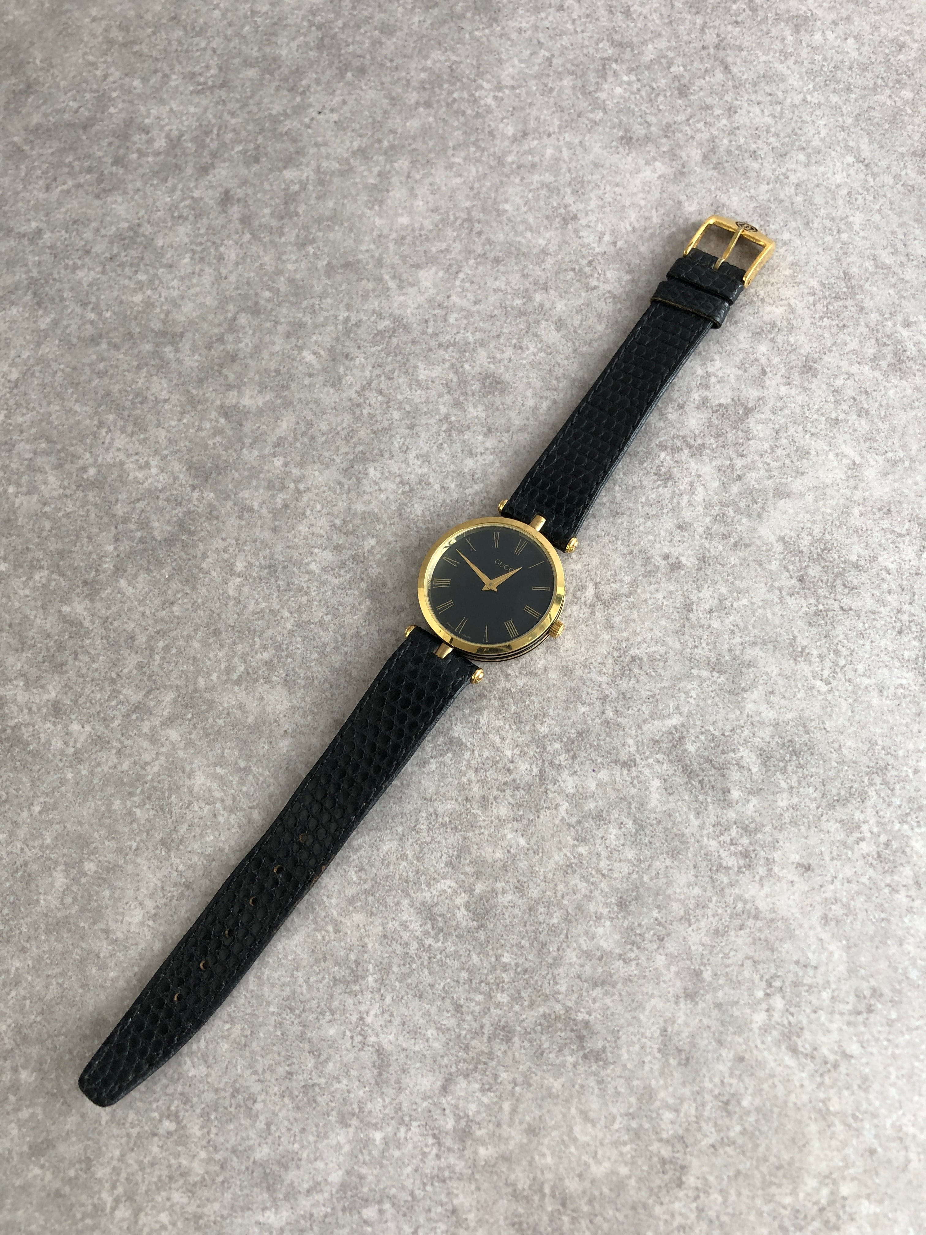 GUCCI グッチ 腕時計 ゴールド×ブラック ローマ文字 レザー vintage