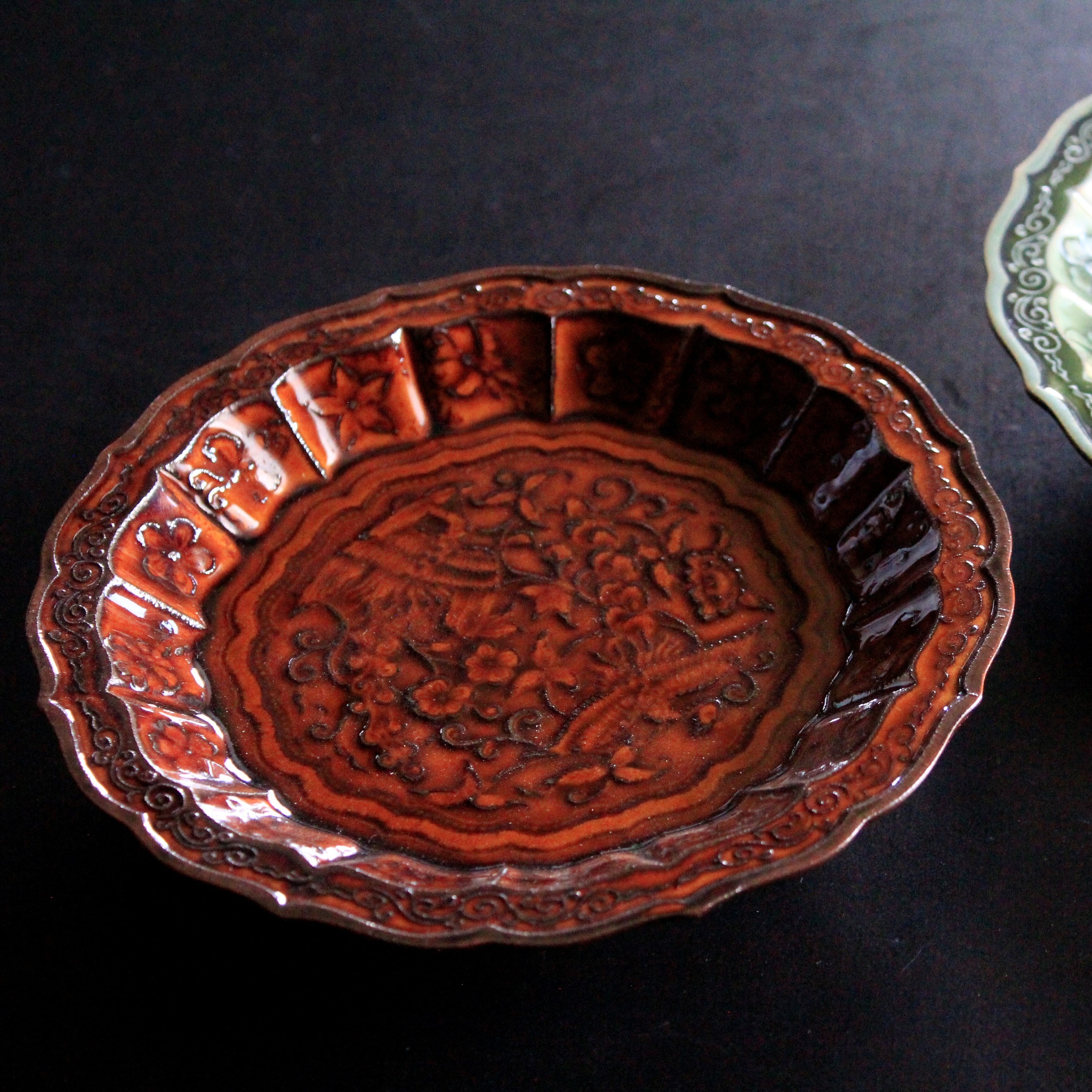 福泉窯 花鳥彫輪花5寸皿 織部・飴釉 | 芦屋貴兆陶家 online shop