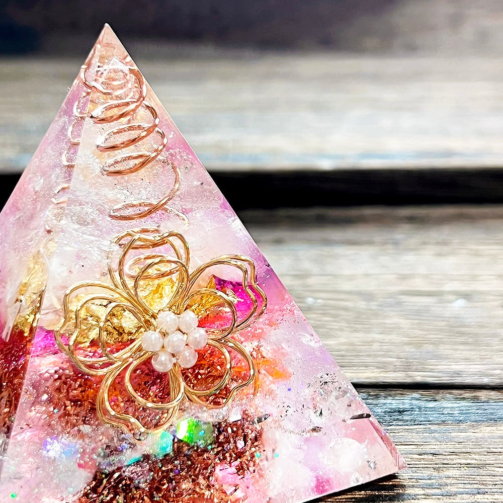 1点物】ピラミッド型オルゴナイト 桜 ローズクォーツ 高さ6