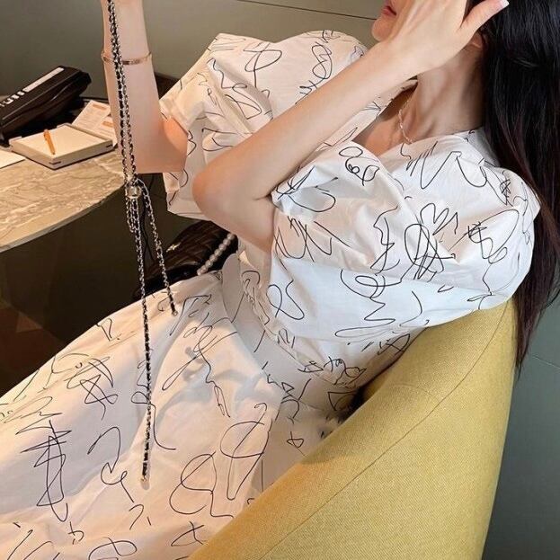 Aラインロング丈ホワイトワンピース ブラックラインデザイン | DRESSNISTA