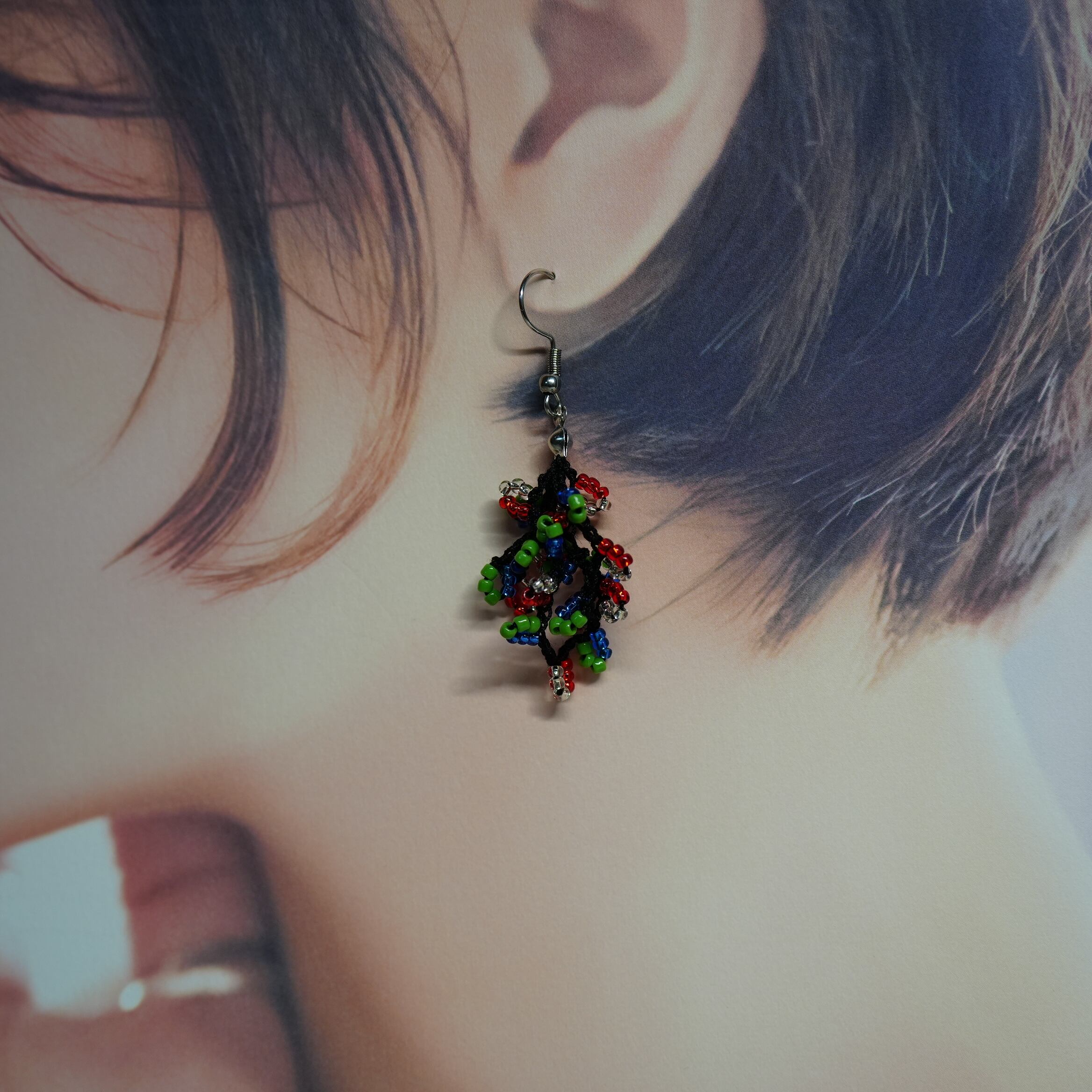 ビーズクロッシェ じゃらじゃらピアス グリーン×赤×ブルー×シルバー
