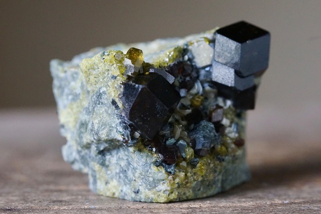 アンドラダイトガーネット / ダイオプサイト  Andradite Garnet / Diopside