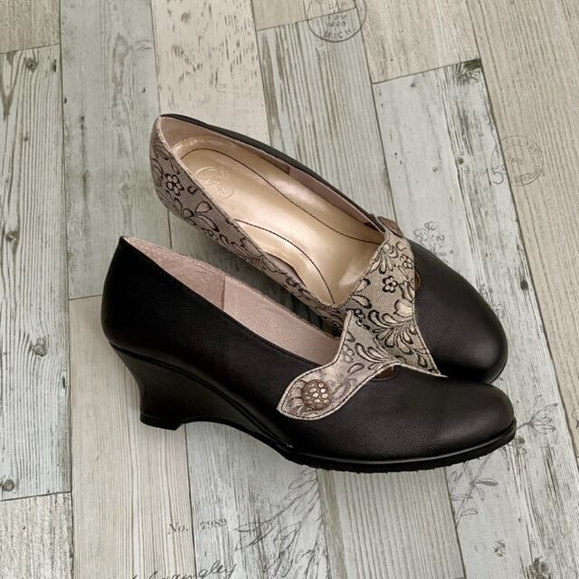 アンティークボタンラウンドトゥパンプス