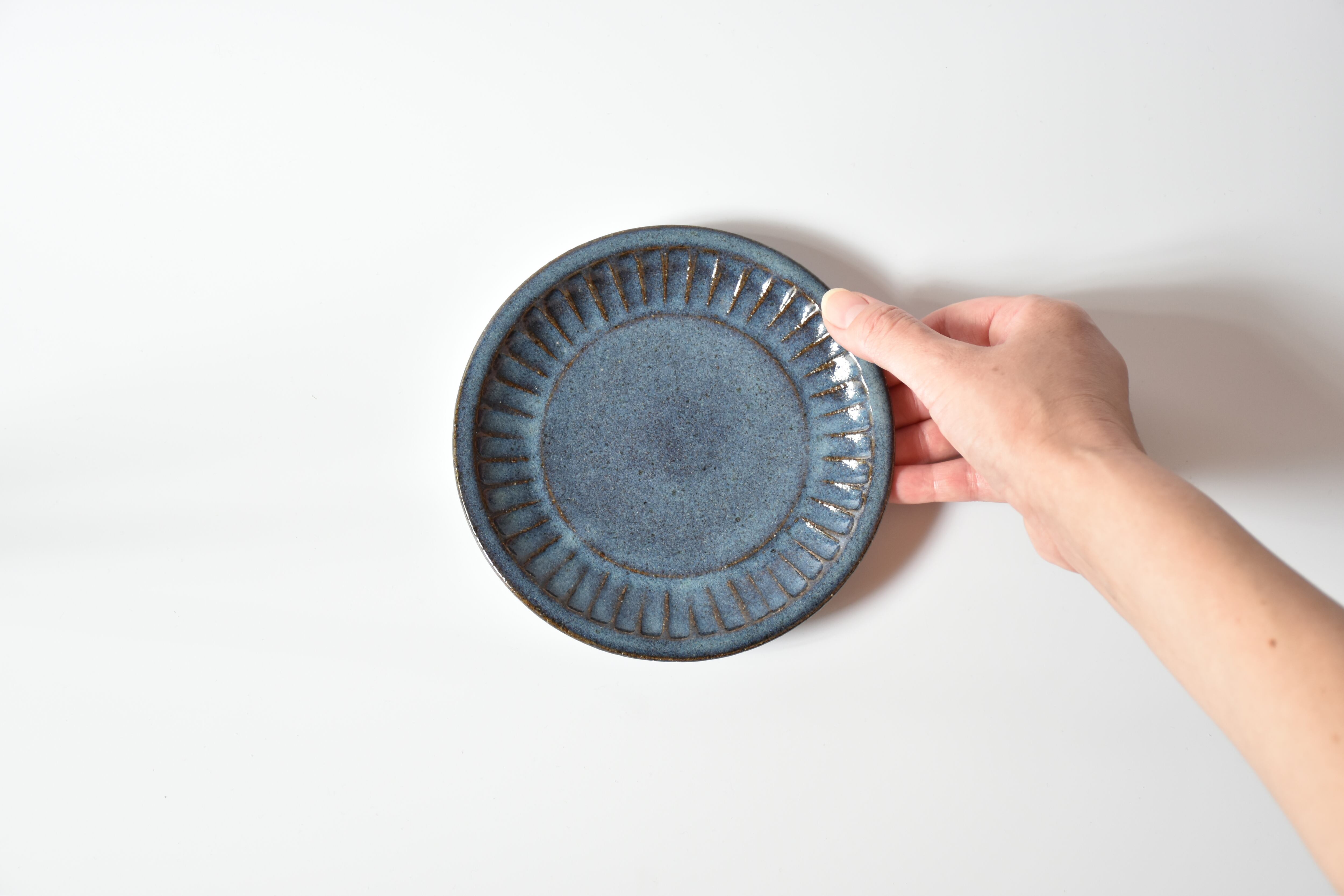 瑞穂窯　福田るいさん　メイン皿 小代瑞穂窯 / 福田るい : しのぎ 5寸皿 縦しのぎ 青 | 器と暮らし 旅船頭