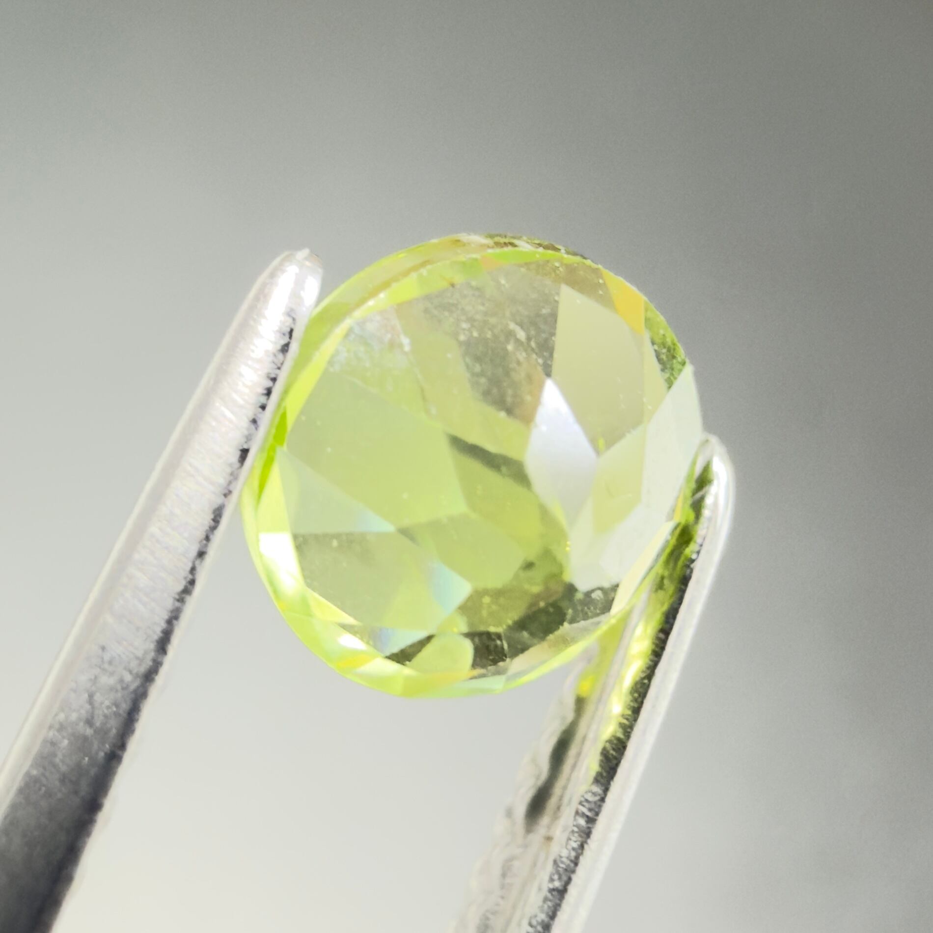 【珍しい石に、珍しいカット】ベリネナイト　ルース　1個　宝石 ペリドット】ルース 1.04ct | たからいしルース オンラインショップ