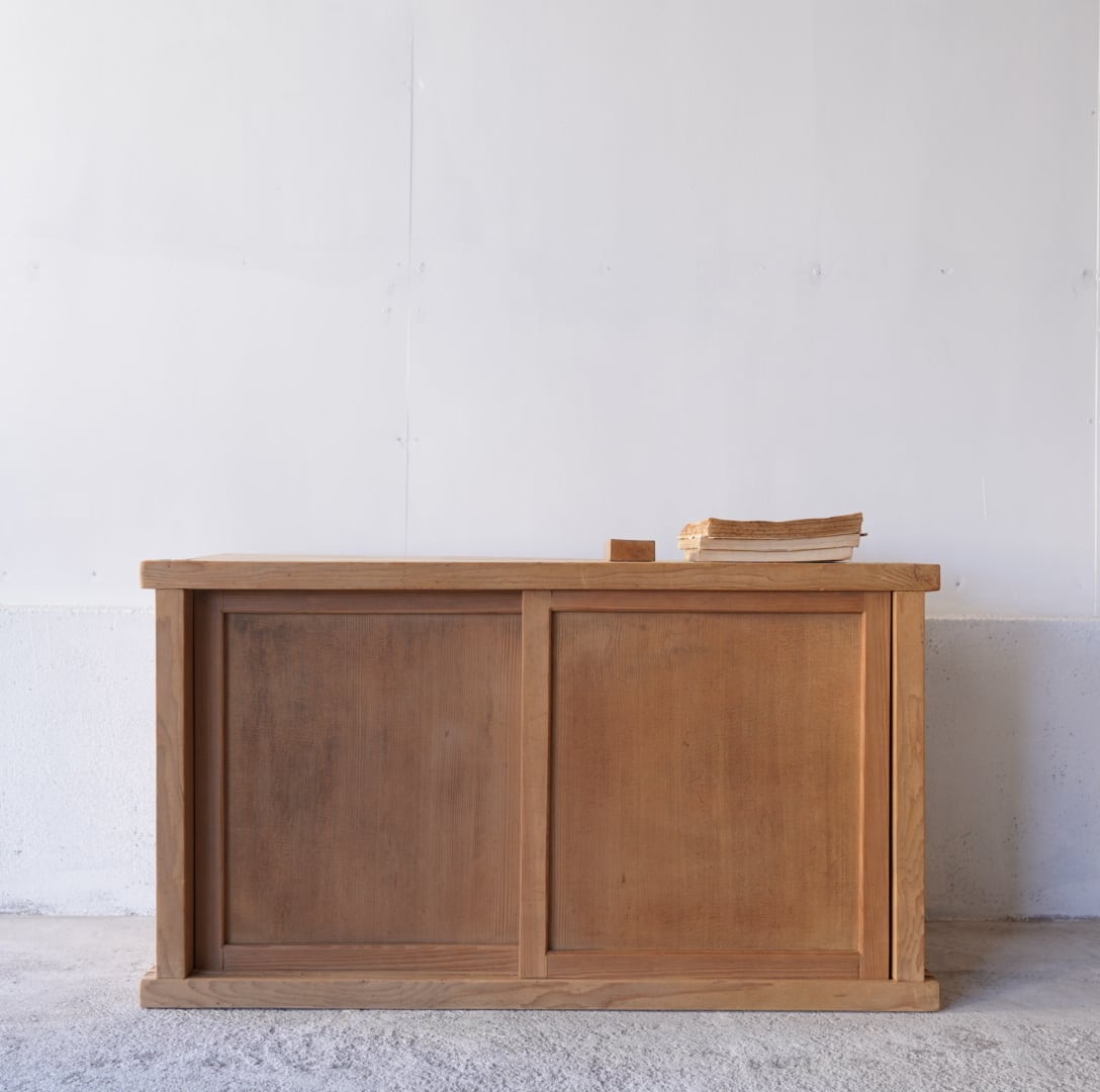 古い引き戸の木製棚