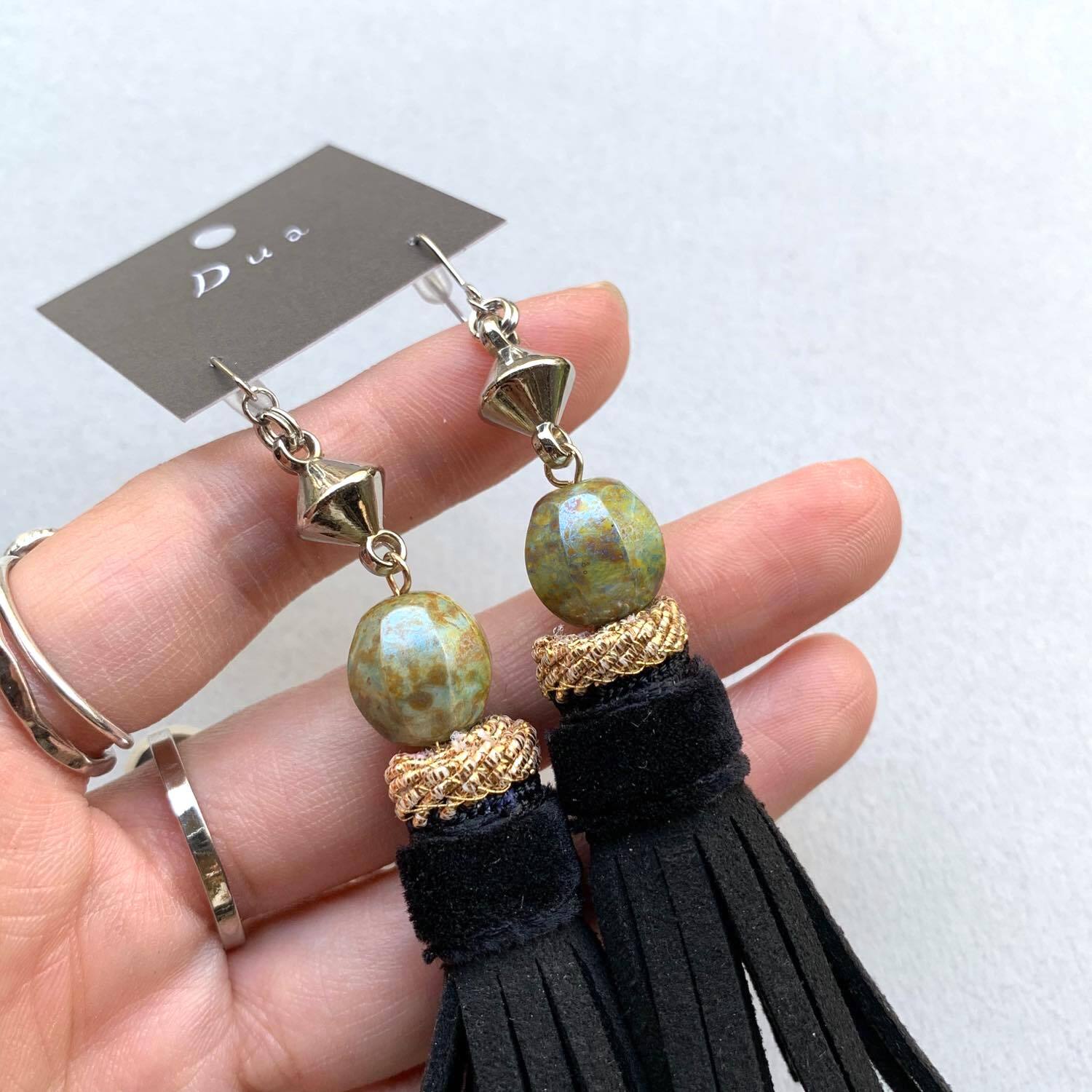 イタリアビーズと黒タッセルの〈ピアス/イヤリング〉 | Dua