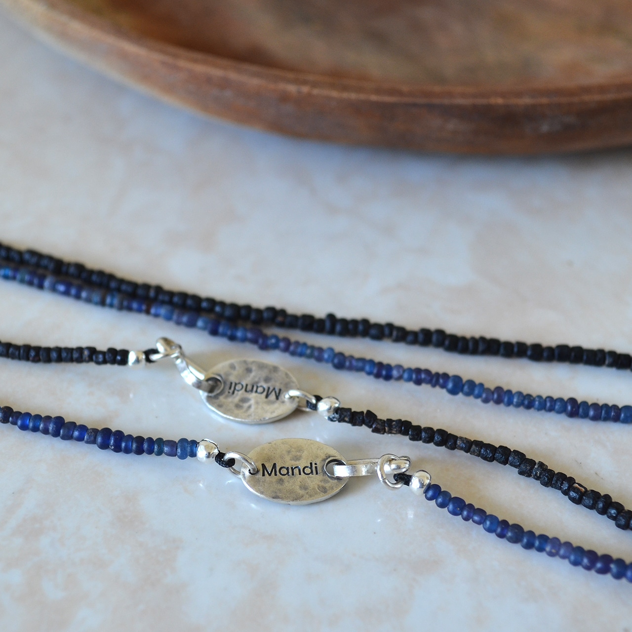 Mandi/マンディ Small A.Beads Necklace(50cm)(Navy/Black)