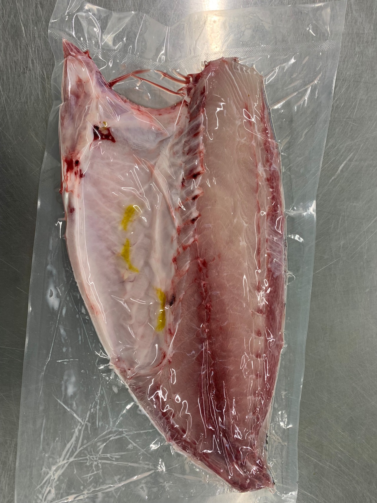 宿毛湾産 活〆ぶり 半身皮付き・カマ付フィーレ