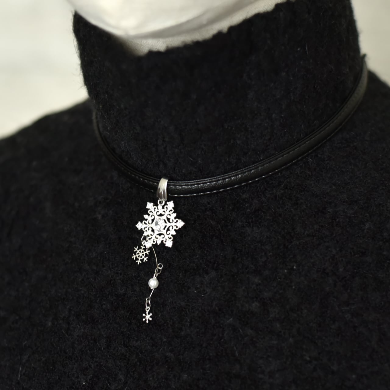 氷紗の残光｜大小様々な雪の結晶が美しく揺れ動く黒合皮のチョーカー